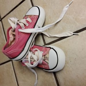 Girls pink sneakers 💗